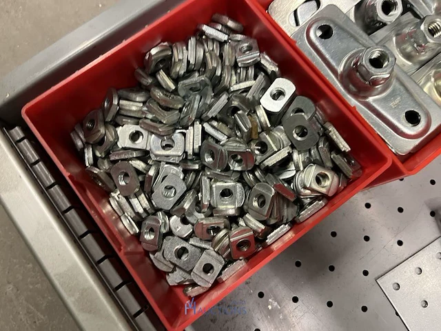 Partij profielbevestigingen, ankers en machinehandwielen - afbeelding 119 van  119