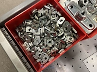 Partij profielbevestigingen, ankers en machinehandwielen - afbeelding 119 van  119