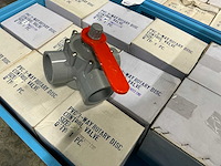 Partij pvc afsluiters 2’’ - afbeelding 3 van  4