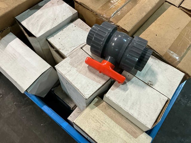 Partij pvc afsluiters - afbeelding 3 van  6