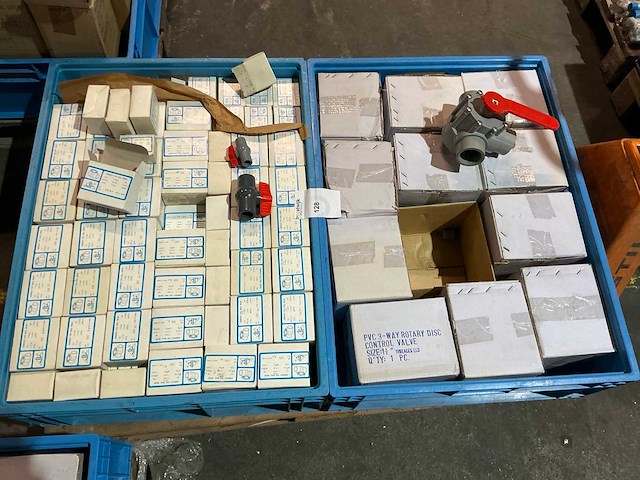 Partij pvc afsluiters - afbeelding 1 van  8