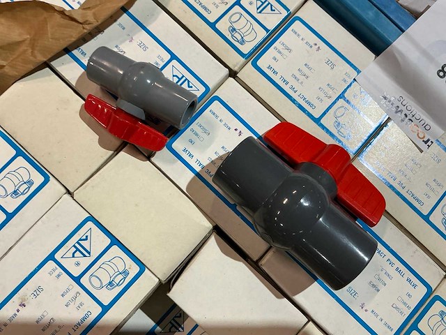 Partij pvc afsluiters - afbeelding 6 van  8