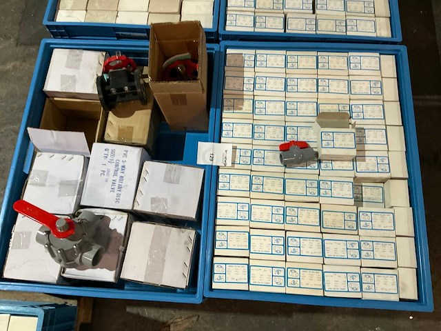 Partij pvc afsluiters - afbeelding 1 van  8