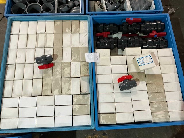 Partij pvc afsluiters - afbeelding 1 van  5