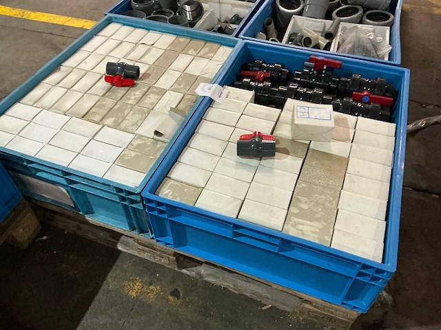 Partij pvc afsluiters - afbeelding 2 van  5