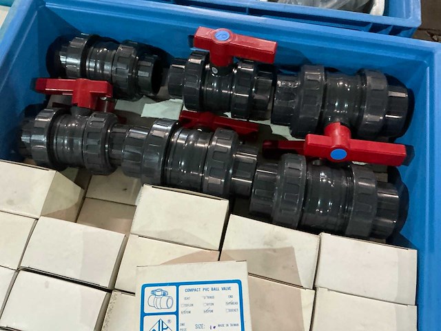 Partij pvc afsluiters - afbeelding 3 van  5