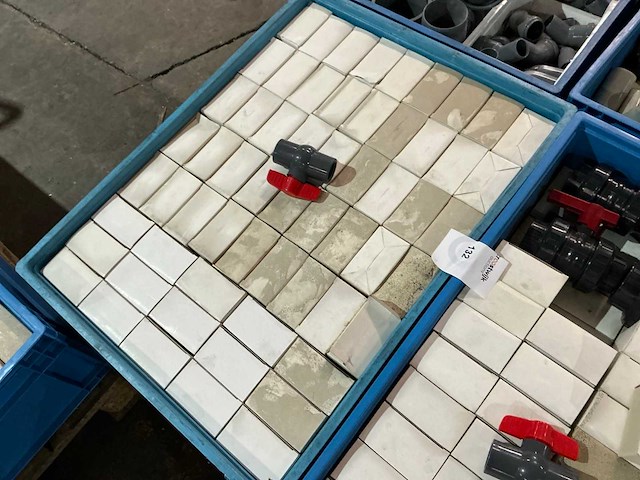 Partij pvc afsluiters - afbeelding 6 van  6