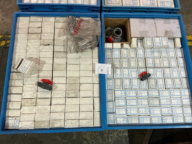 Partij pvc afsluiters - afbeelding 1 van  5