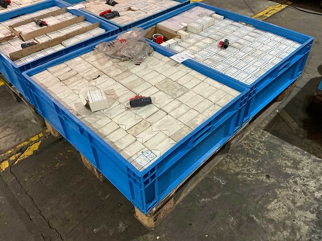Partij pvc afsluiters - afbeelding 2 van  5