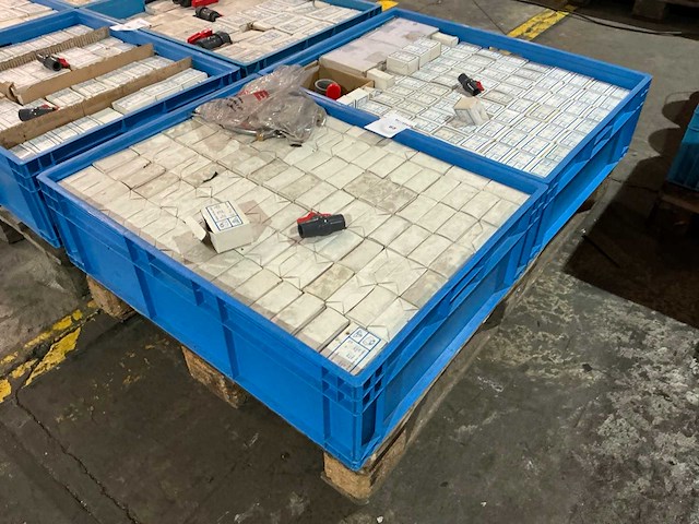 Partij pvc afsluiters - afbeelding 5 van  5