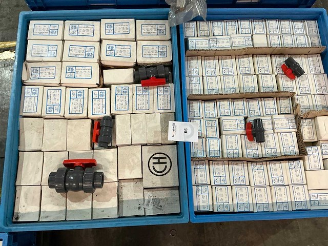 Partij pvc afsluiters - afbeelding 1 van  10