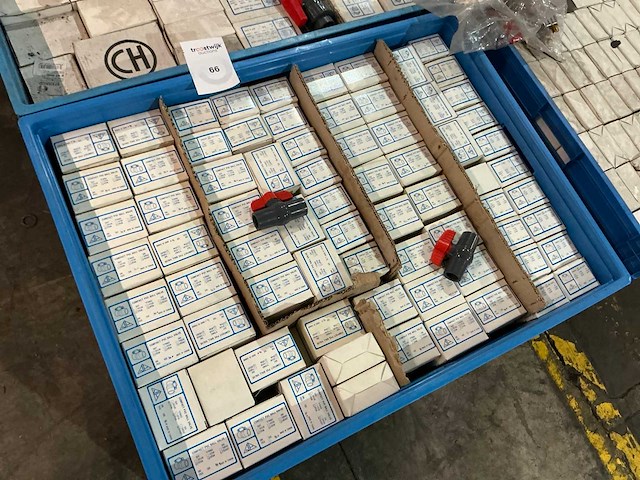 Partij pvc afsluiters - afbeelding 5 van  10