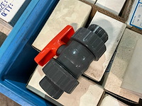 Partij pvc afsluiters - afbeelding 2 van  12
