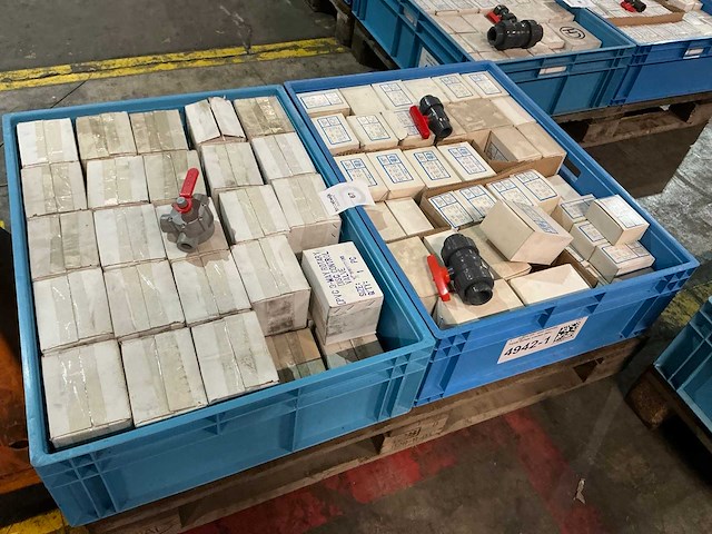 Partij pvc afsluiters - afbeelding 5 van  12