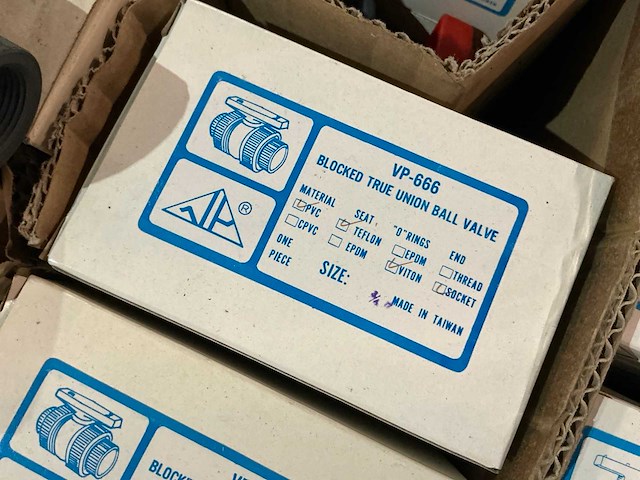 Partij pvc afsluiters - afbeelding 11 van  12