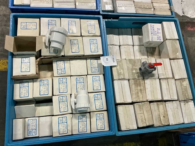 Partij pvc afsluiters - afbeelding 1 van  9
