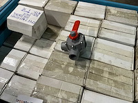 Partij pvc afsluiters - afbeelding 8 van  9