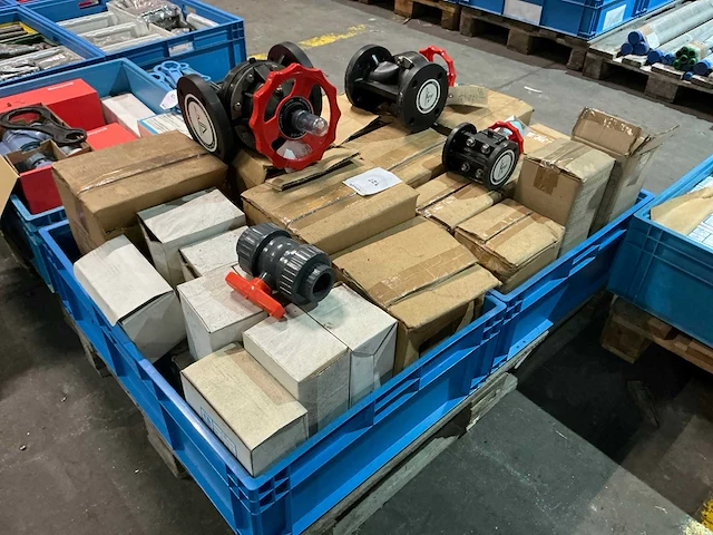 Partij pvc afsluiters - afbeelding 2 van  6