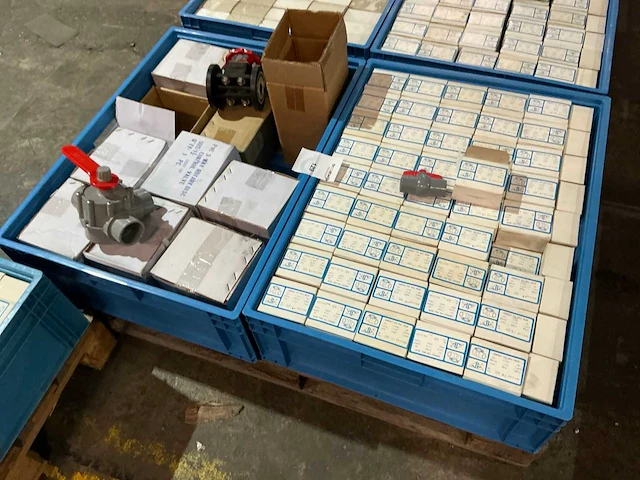 Partij pvc afsluiters - afbeelding 2 van  8