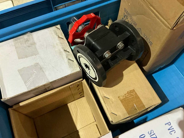 Partij pvc afsluiters - afbeelding 7 van  8