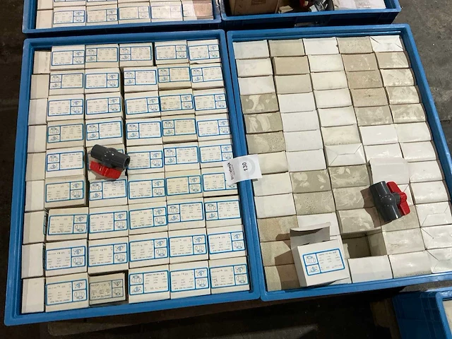 Partij pvc afsluiters - afbeelding 1 van  6