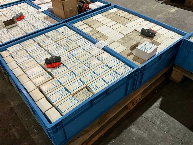 Partij pvc afsluiters - afbeelding 2 van  6