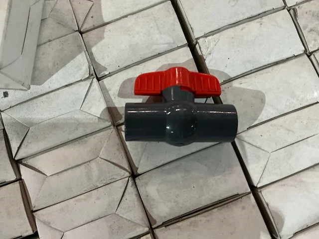 Partij pvc afsluiters - afbeelding 3 van  5