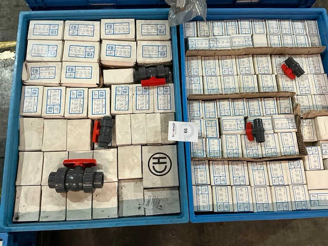 Partij pvc afsluiters - afbeelding 1 van  10