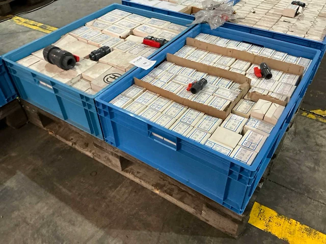 Partij pvc afsluiters - afbeelding 4 van  10