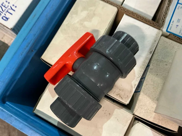Partij pvc afsluiters - afbeelding 2 van  12