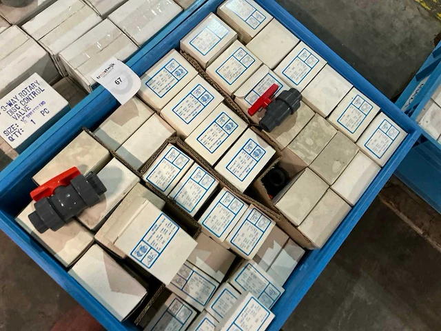Partij pvc afsluiters - afbeelding 3 van  12