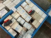 Partij pvc afsluiters - afbeelding 3 van  12