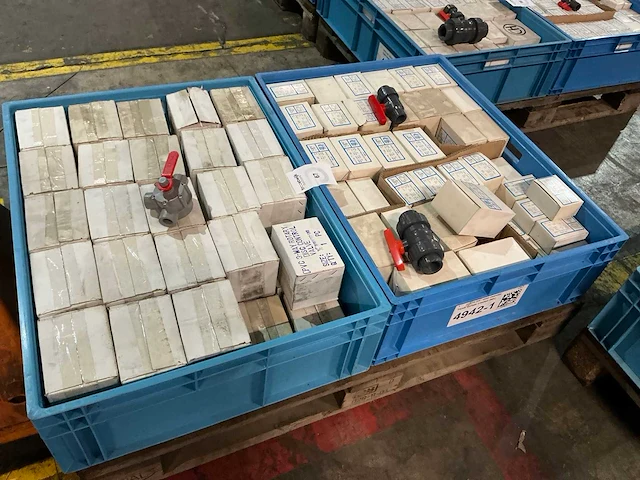 Partij pvc afsluiters - afbeelding 5 van  12