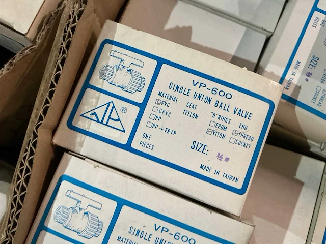 Partij pvc afsluiters - afbeelding 10 van  12