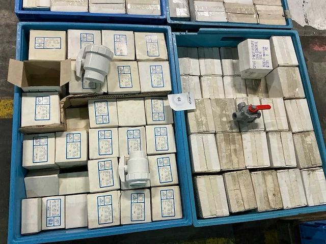 Partij pvc afsluiters - afbeelding 1 van  9