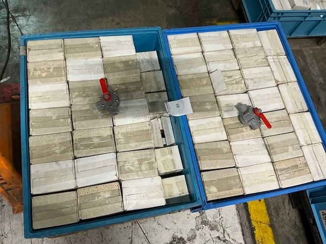 Partij pvc afsluiters - afbeelding 1 van  5