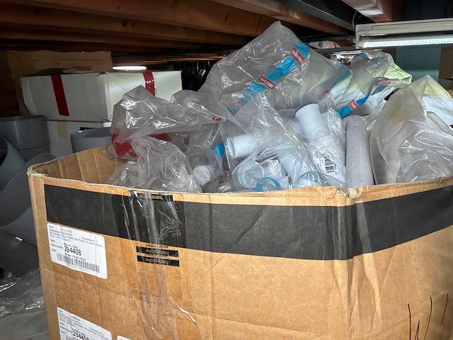 Partij pvc bochten en koppelstukken - afbeelding 13 van  27