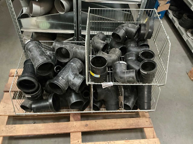 Partij pvc koppelstukken - afbeelding 1 van  3