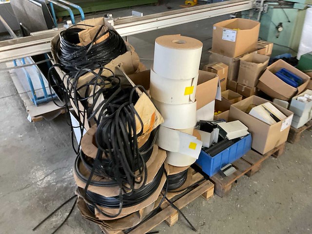 Partij raam en deur montagematerialen - afbeelding 2 van  3