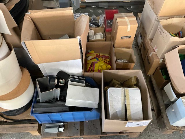 Partij raam en deur montagematerialen - afbeelding 3 van  3