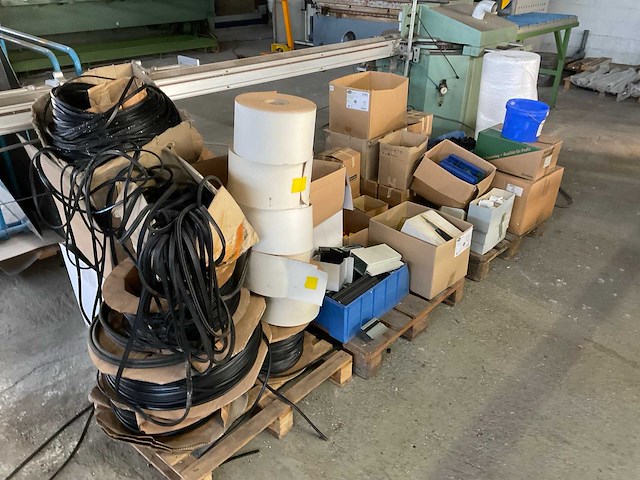 Partij raam en deur montagematerialen - afbeelding 1 van  4