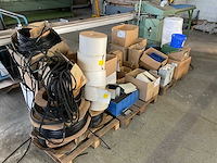 Partij raam en deur montagematerialen - afbeelding 1 van  4