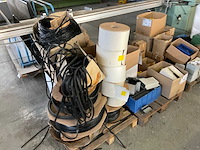 Partij raam en deur montagematerialen - afbeelding 2 van  4