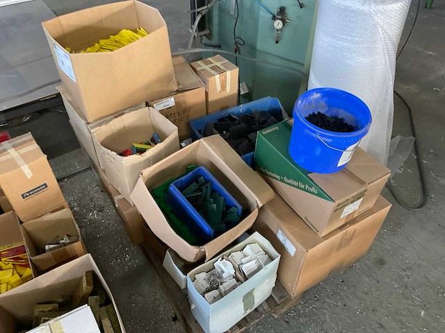 Partij raam en deur montagematerialen - afbeelding 4 van  4