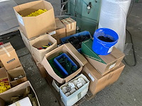 Partij raam en deur montagematerialen - afbeelding 4 van  4