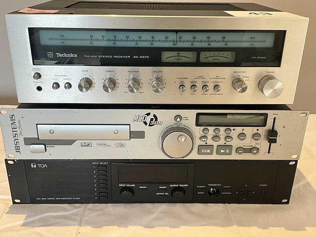 Partij receivers & versterkers - afbeelding 1 van  3