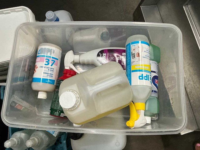 Partij reinigingsmiddelen - afbeelding 2 van  6