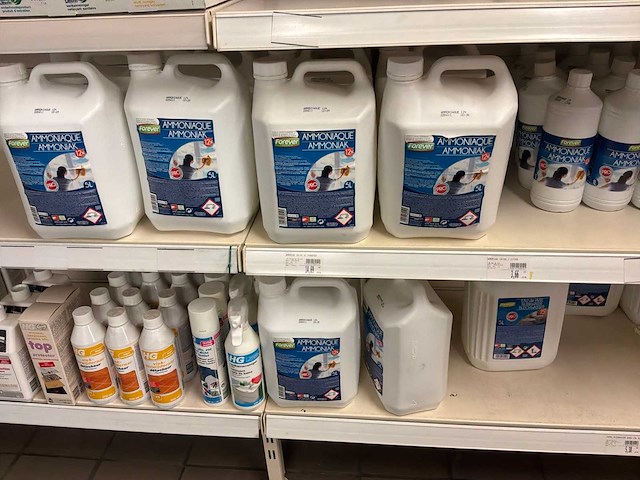 Partij reinigingsproducten en plamuur - afbeelding 3 van  25
