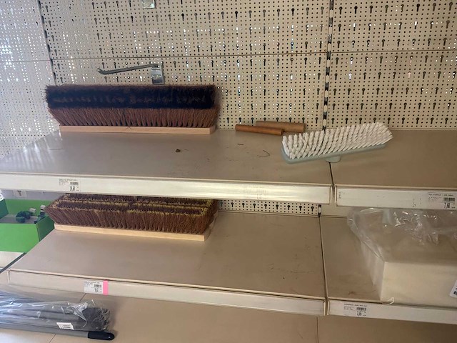 Partij reinigingsproducten en plamuur - afbeelding 15 van  25