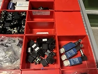 Partij relais en besturingscomponenten - afbeelding 19 van  133